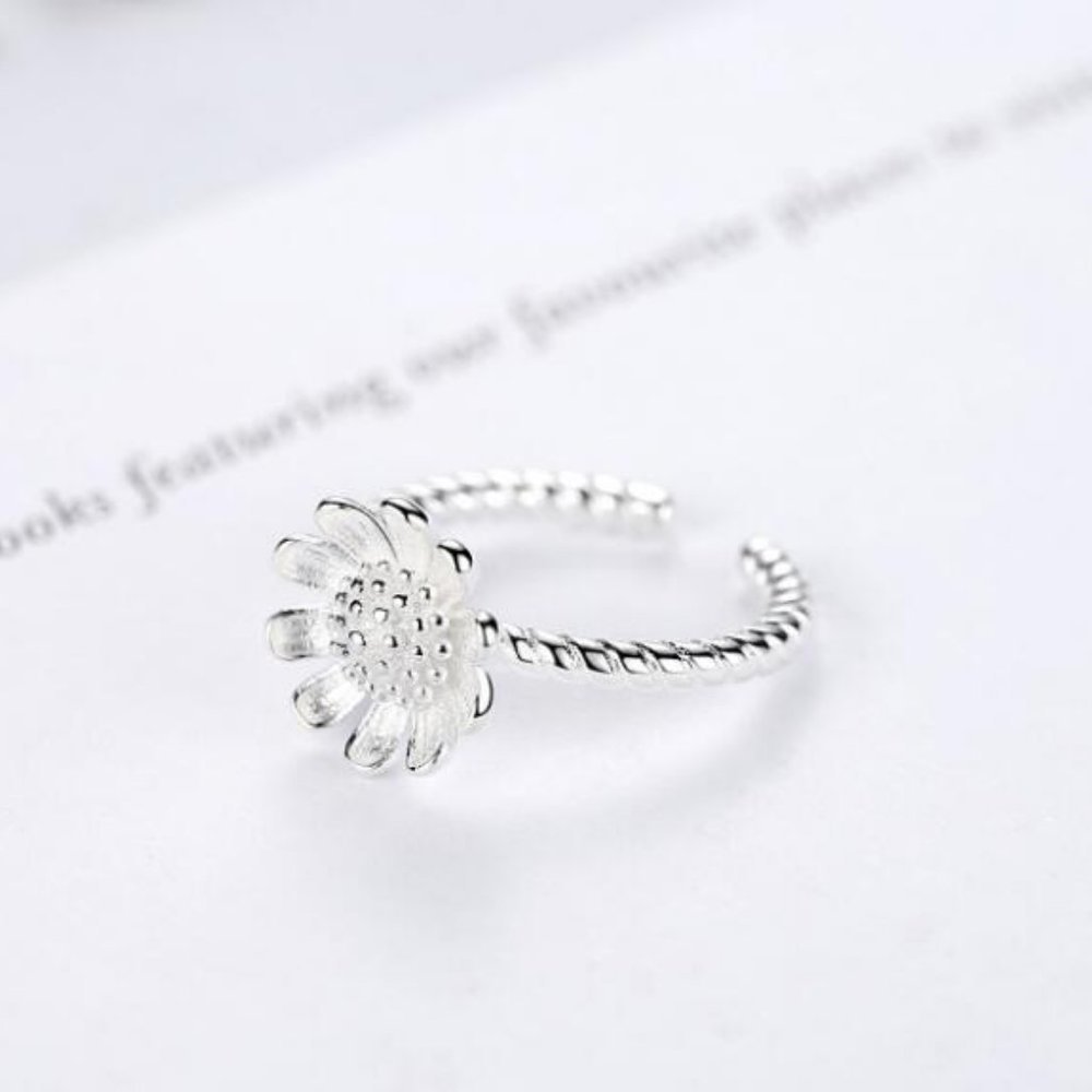 925 Sterling Silver Two Tone Daisy Adjustable Ring - Picture 7 of 7